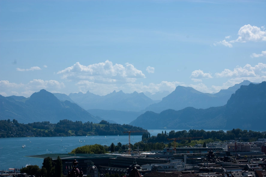 Otra panorámica de Lucerna con el lago bordeando las montañas.