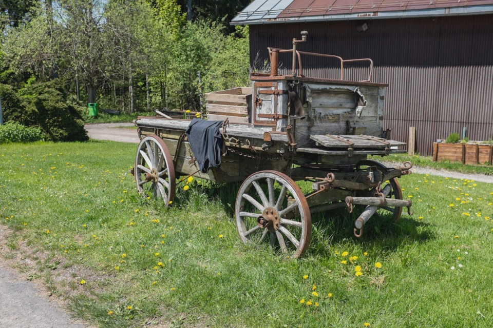 old-rusty-cart-at-etzel-kulm.webp