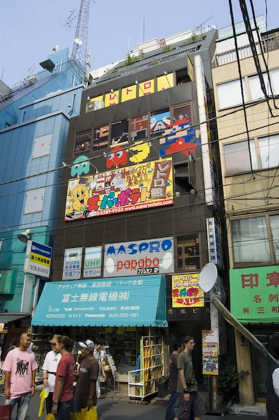 Una tienda de consolas y videojuegos retro que juraría haber visto en algún blog de españoles en Japón.
