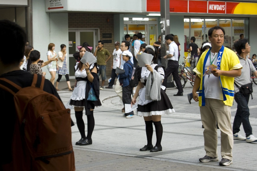 Con una camiseta en la mochila como único pecado di por terminada mi visita a Akihabara. Las chicas haciendo cosplay con orejas de gato a la salida del metro no tienen los panfletos tapándoles la cara por casualidad, creo que no les hacía mucha gracia que les sacase fotos. Ellas se pierden sus 10 minutos de fama en el blog :P.