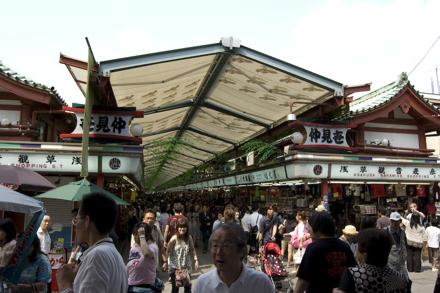 Esta larguísima calle comercial llamada Nakamise desembocaba en el templo que se ve un par de fotografías más abajo.