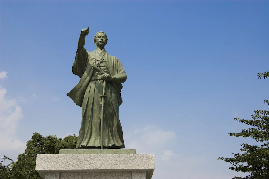 Estatua de Katsu Kaishu, fundador de las fuerzas navales japonesas modernas y el hombre que evitó la destrucción de Tokyo durante una guerra civil. No me he encontrado con muchas estatuas en Japón, imagino que en parte a causa de los terribles bombardeos de la guerra y la necesidad que tenían de hierro y otros metales. En escena un señor samurai.