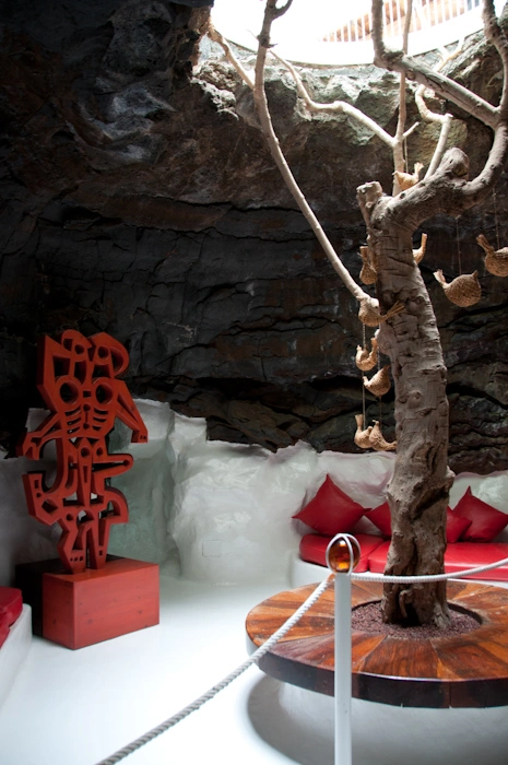 cesar-manrique-room-tree-red-sculpture-pillos.webp