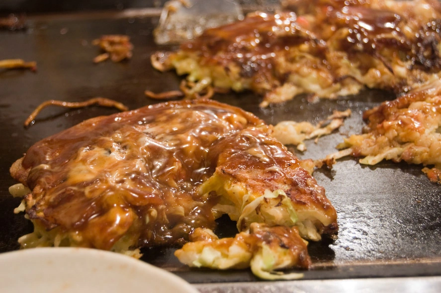 Okonomiyaki, la comida típica de Osaka. Aunque a mik y a muchos japoneses les encanta a mi me sabe demasiado dulce (lo dice alguien que no come ningún tipo de dulce). .