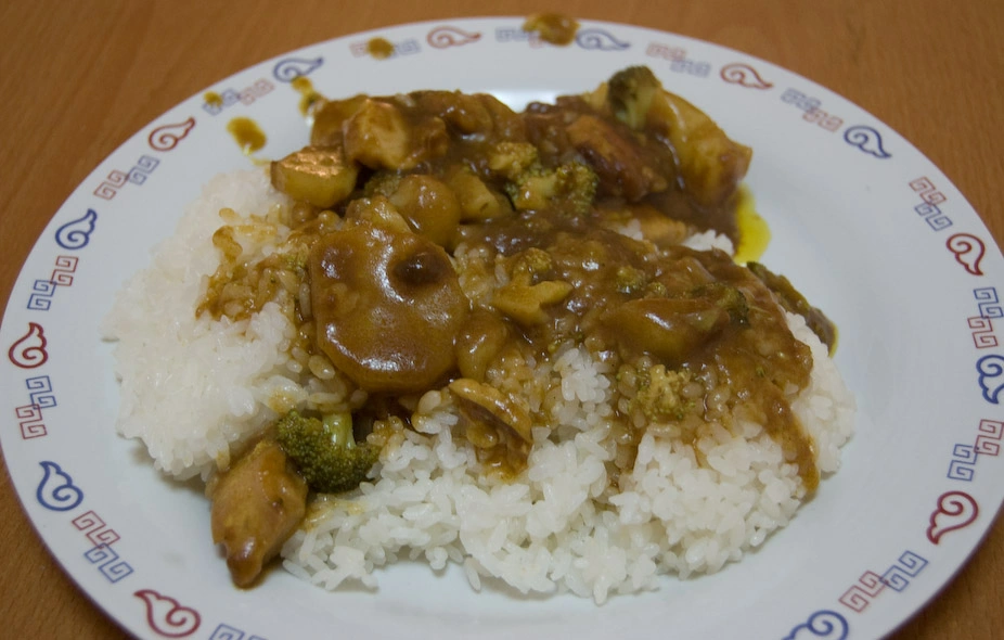 Otro plato de mik: arroz con curry hecho por él mismo. Riquísimo.