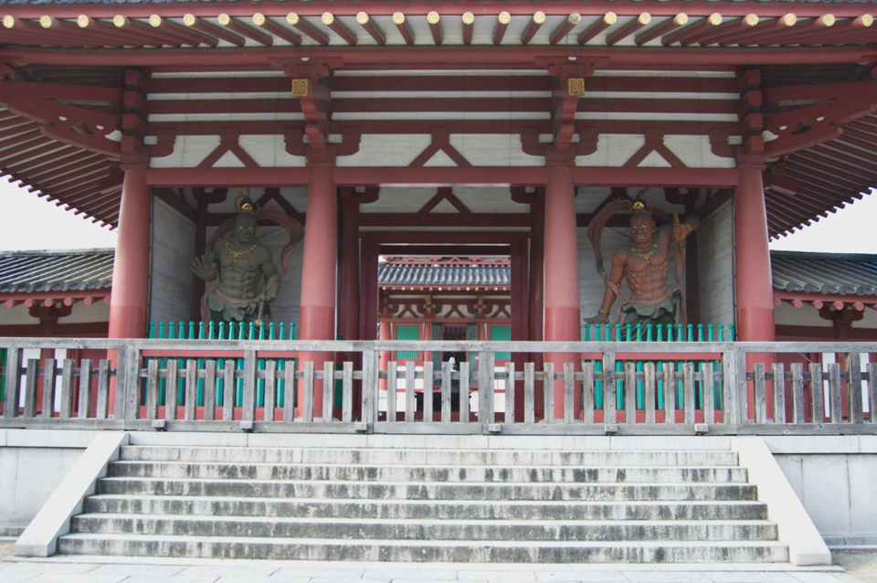  Los dioses protectores nio protegiendo el templo. El de la izquierda se llama Agyo y el de la derecha Ungyo. Son los mismos que aparecen en uno de los episodios de Gantz.