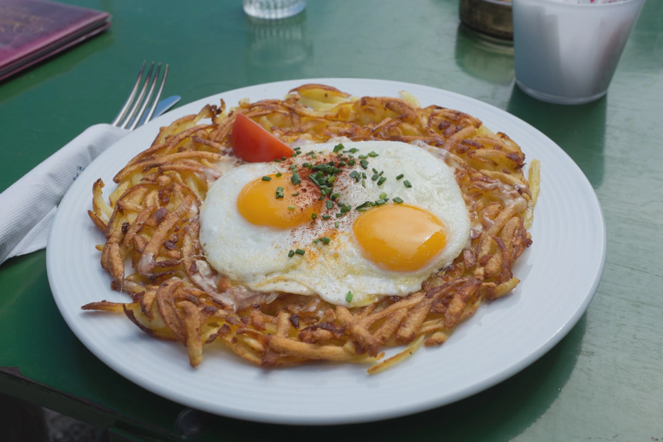 This is cheese röschti with eggs: a delicious traditional Swiss dish involving potatoes, cheese, eggs and unhealthy amounts of salt.