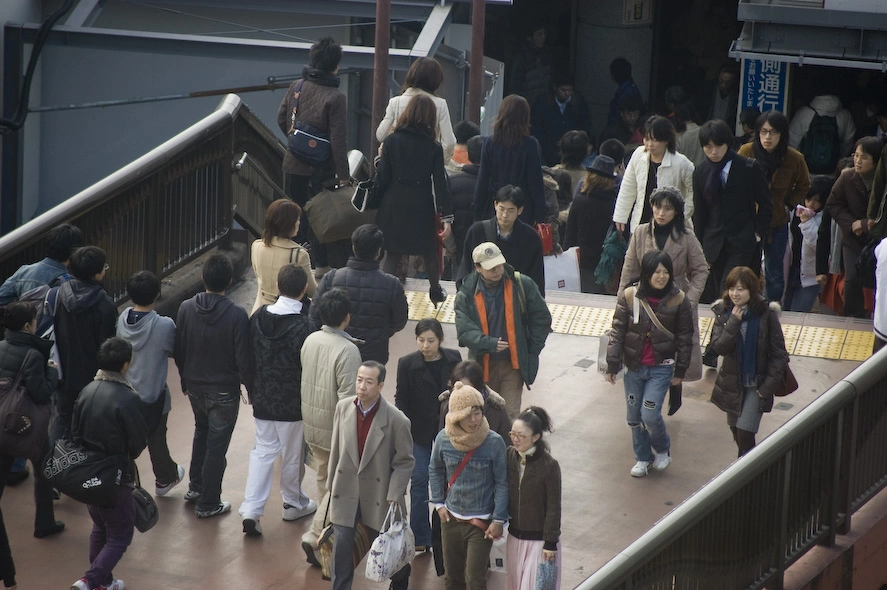 Una de las entradas a la Hankyu Railway Station, una gran estación de cercanías con un laberinto subterráneo protegiéndola en la zona de Umeda.