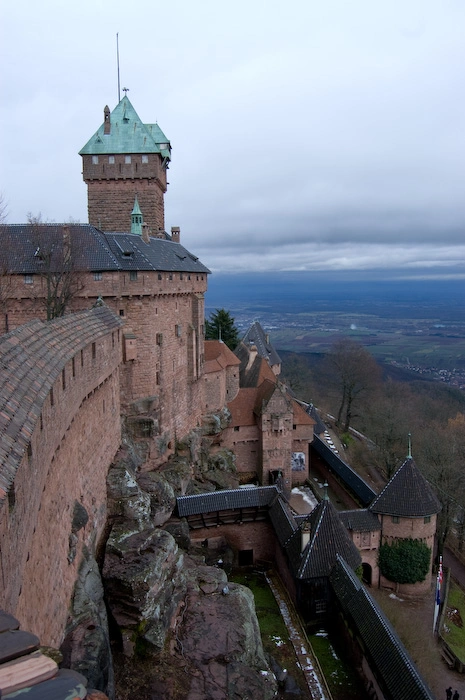 A una hora en dirección sur se encuentra el castillo de Haut-Koeniesbourg en lo alto de una montaña. Fue reconstruído por los alemanes a principios de 1900. Experiencia D&D :D. A lo lejos en el horizonte se encuentran la Selva Negra y Alemania.