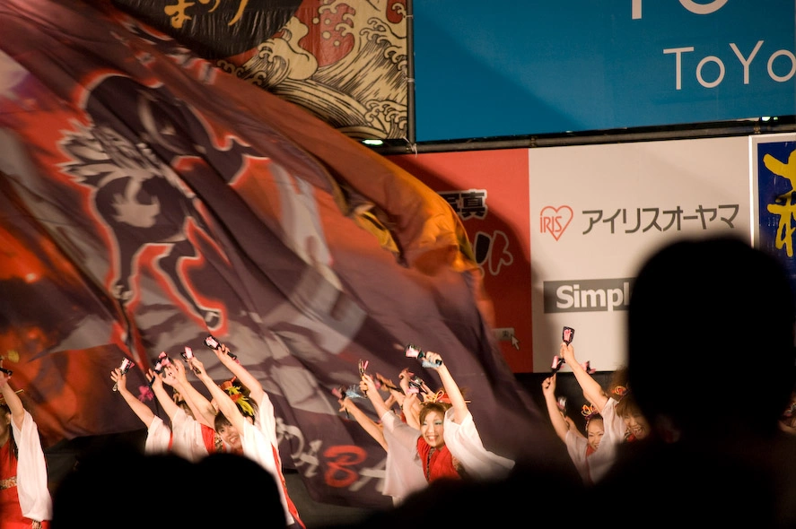 Varios de los grupos llevaban enormes banderas que le daban a las actuaciones mucho movimiento.