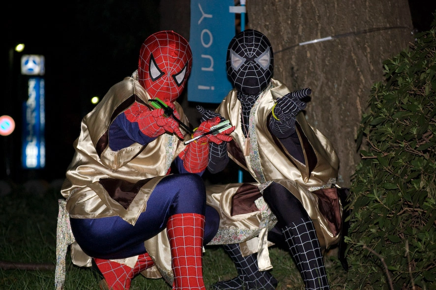 spiderman-venom-por-la-noche.webp
