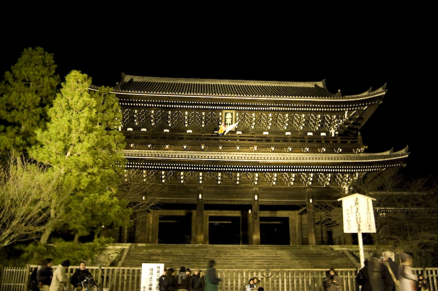 En Japón lo típico en nochevieja es irse de visita por los templos y cenar comiendo entre los interminables puestos de comida que aparecen en cuanto hay el menor indicio de festival o celebración. El de la foto es el primer templo que visitamos.