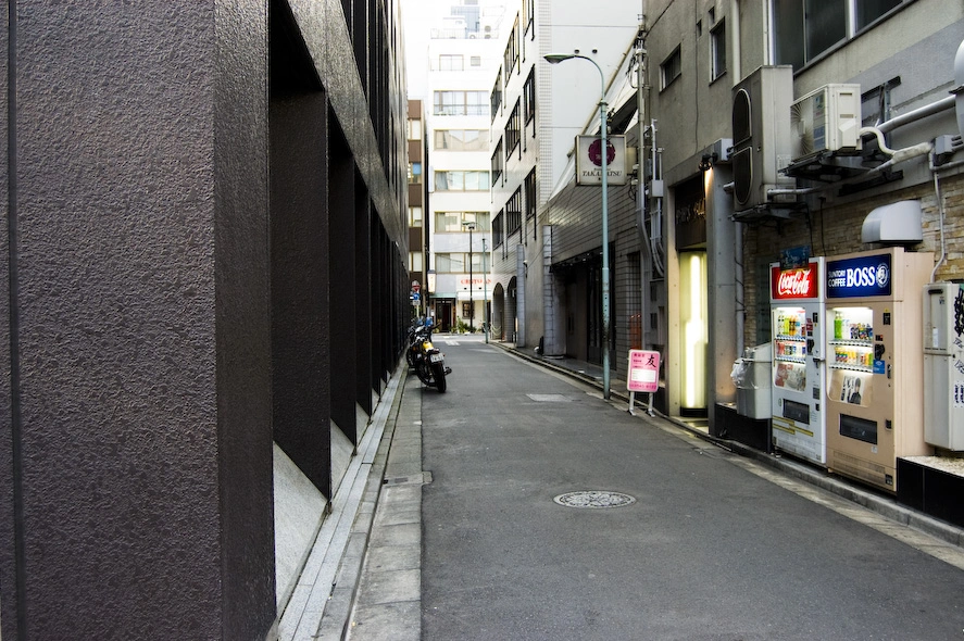 Otro ejemplo de la limpieza en las calles japonesas. Esto es un callejón entre dos calles no tan principales como por ejemplo las de la foto anterior. No hay bolsas por el suelo ni botellas o vidrios rotos. Me sentía un poco como si estuviera en Matrix o en una ciudad de los primeros videojuegos en 3D, todo tan liso y limpio….