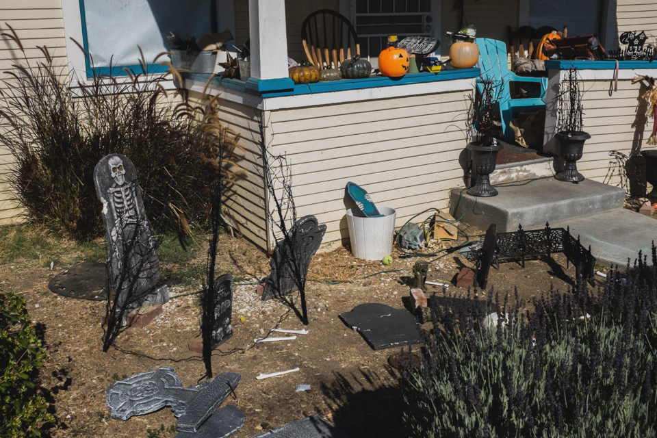 halloween-decoration-sunnyvale-tombstone.webp