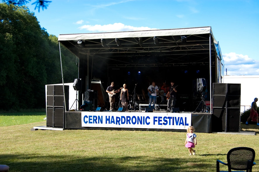 El escenario donde tenía lugar el festival de rock medía unas tres niñas pequeñas de altura por cinco niñas pequeñas de anchura.