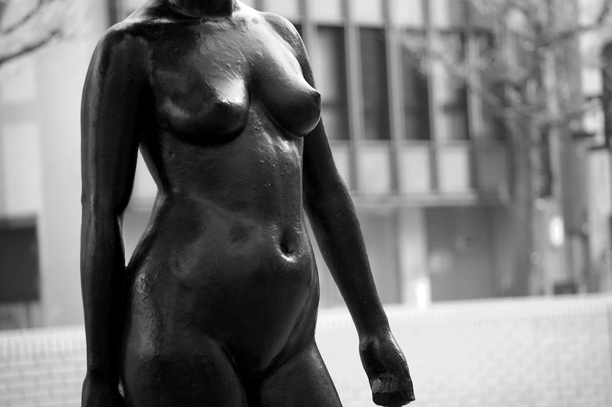 A lo largo de toda la calle había estatuas de desnudos de personas no japoneses.