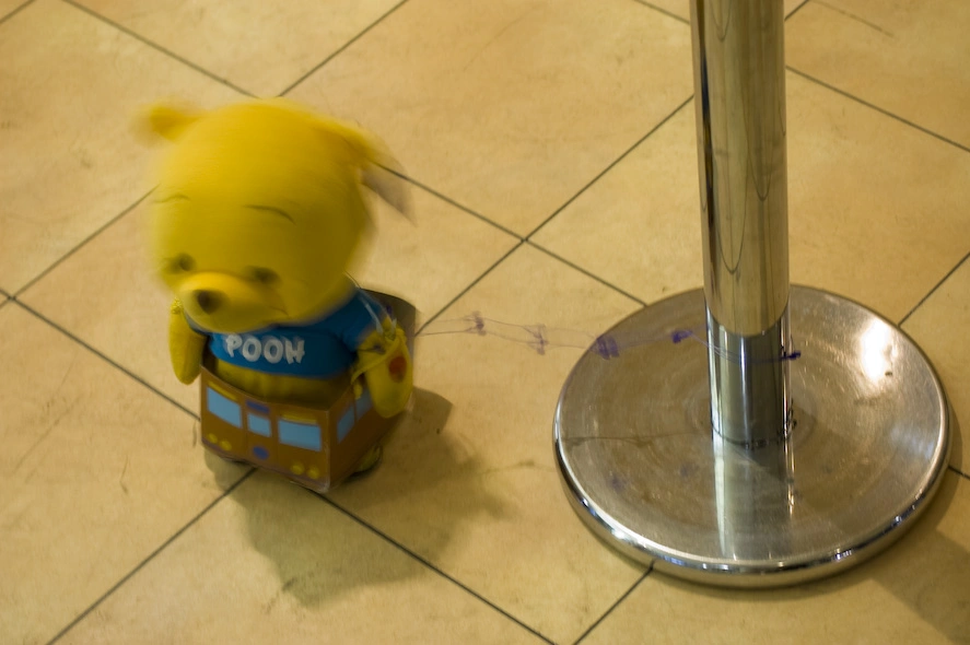 Este osito de peluche presuntamente llamado Pooh no hacía más que girar y girar alrededor de ese poste en medio de un pasadizo subterráneo.