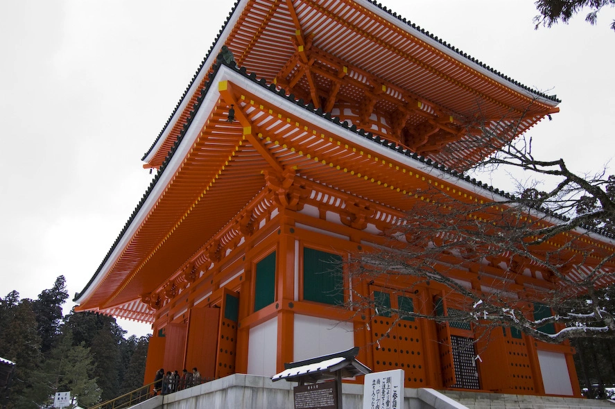 Un inmenso templo. Como es habitual en los templos japoneses había que dejar el calzado a la entrada. Pensé que se me helaban los pies. En el interior había estatuas de Buddha, grabados y prohibiciones de sacar fotos.