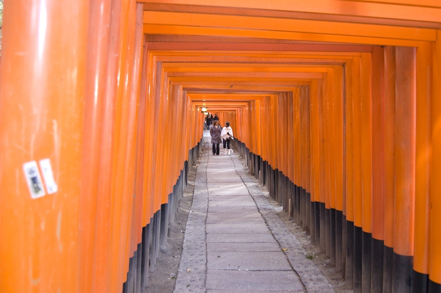 Un poco más adelante llegamos al templo de los mil toriis. En realidad tiene más de mil toriis ya que el “templo” abarca una montaña entera y los toriis cubren varios caminos que dan la vuelta alrededor de dicha montaña.
