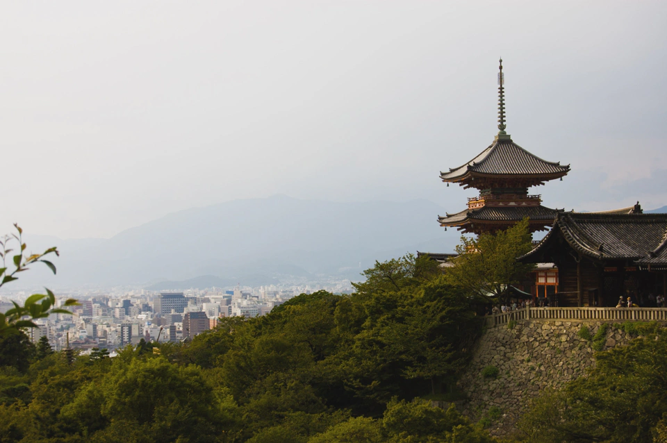 Vista de la parte superior del templo de la foto anterior visto desde el lado de la montaña. Lo que se ve al fondo es Kyoto.