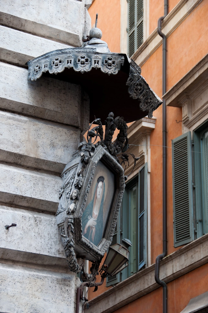 Loes saw this virginal detail on one corner a few streets away from Piazza Navona. As we will see below these decorations are not limited to the religious domain.