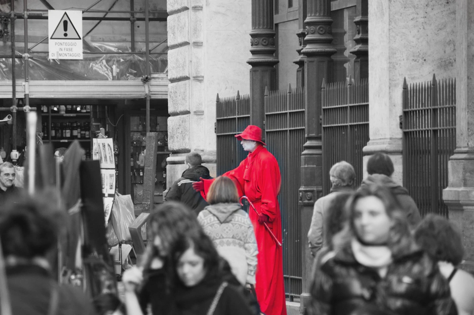 Street performers were everywhere. Not just in Piazza del Popolo or Piazza Navona but in the middle of the street like the creepy silent red man with white face.