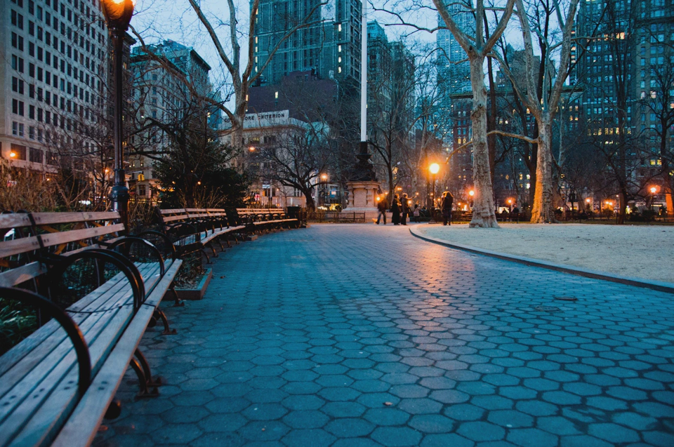 outskirts-central-park-at-night-cold-and-warm.webp