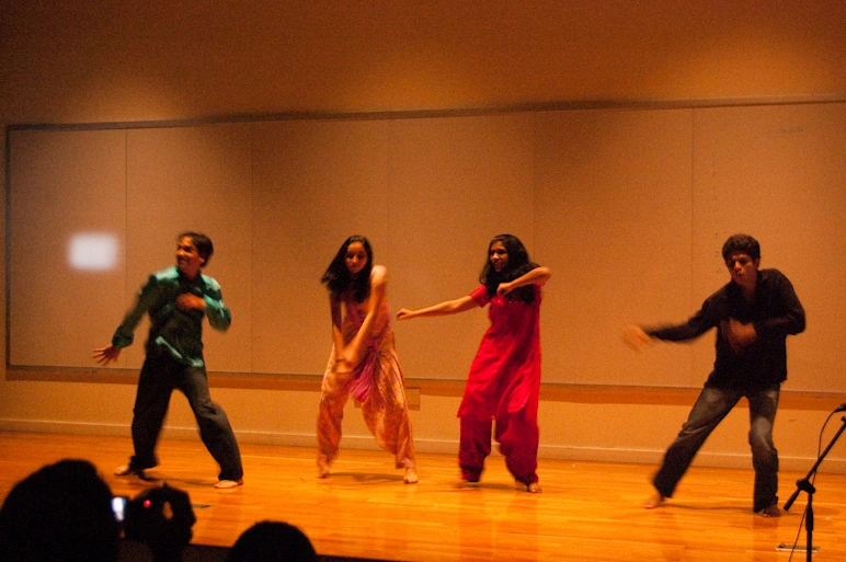 diwali-group-dance-at-uiuc.webp