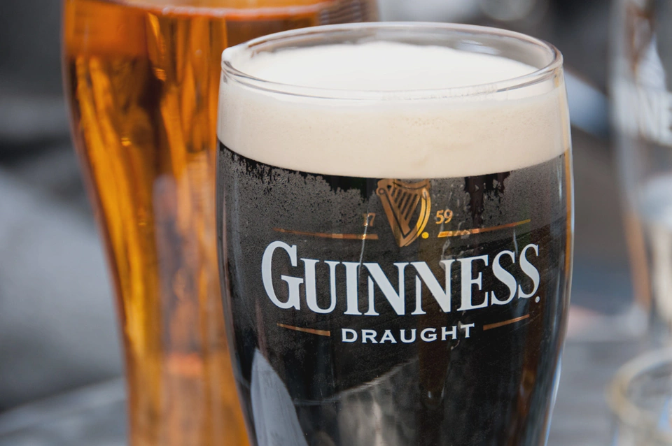 Una Guinness para inkubz, killerpijos Flashk y todo el que le apetezca. De los 3 millones de litros de Guinness producidas al día solo 1 millón se exporta.