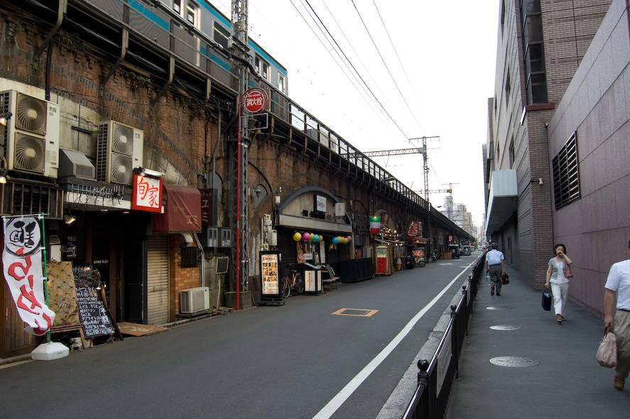 Ejemplo de lo limpias que son las calles japonesas. No sé cómo puede alguien trabajar en un local así, el ruido debe ser ensordecedor y constante.