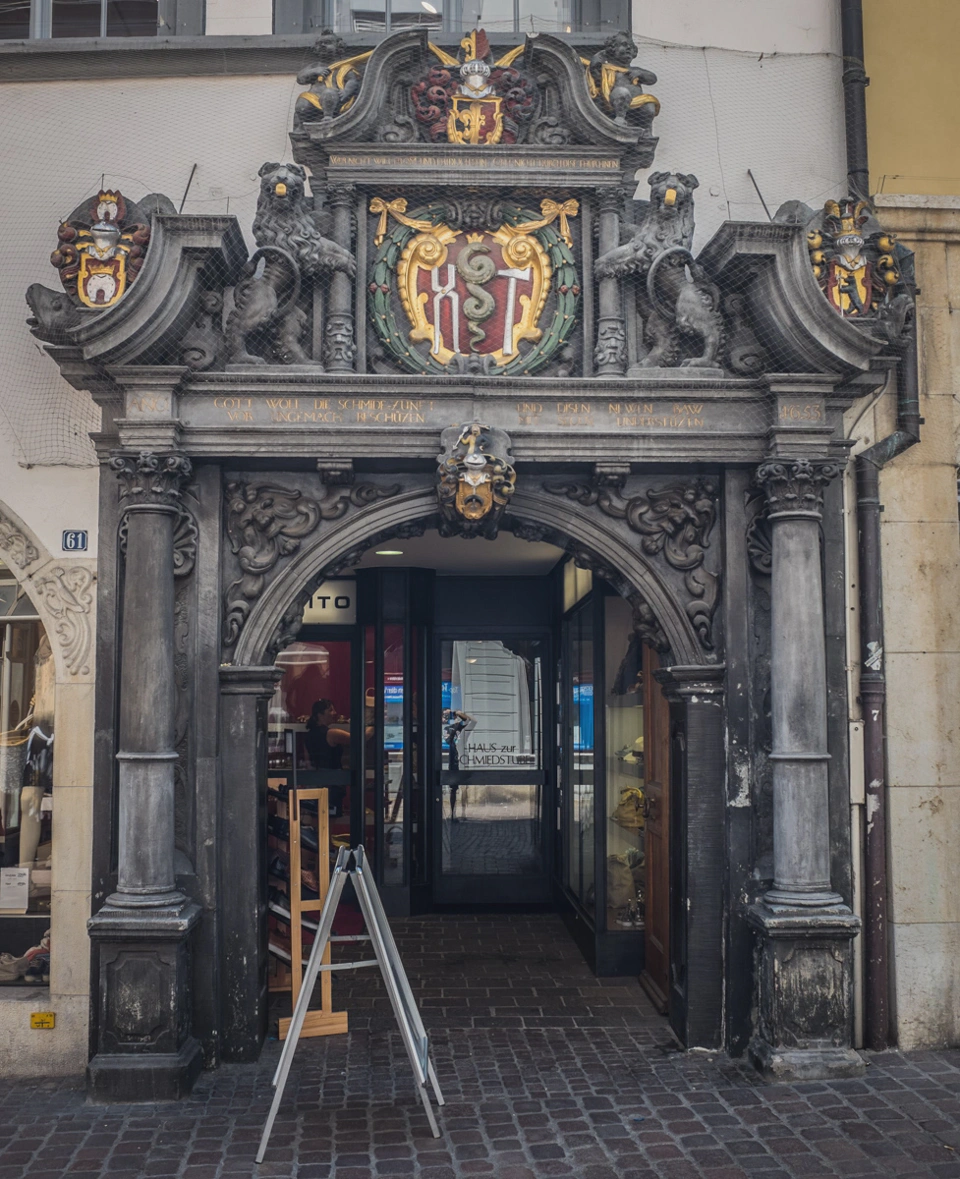 schaffhausen-das-geld-magazin-historical-black-porticus.webp