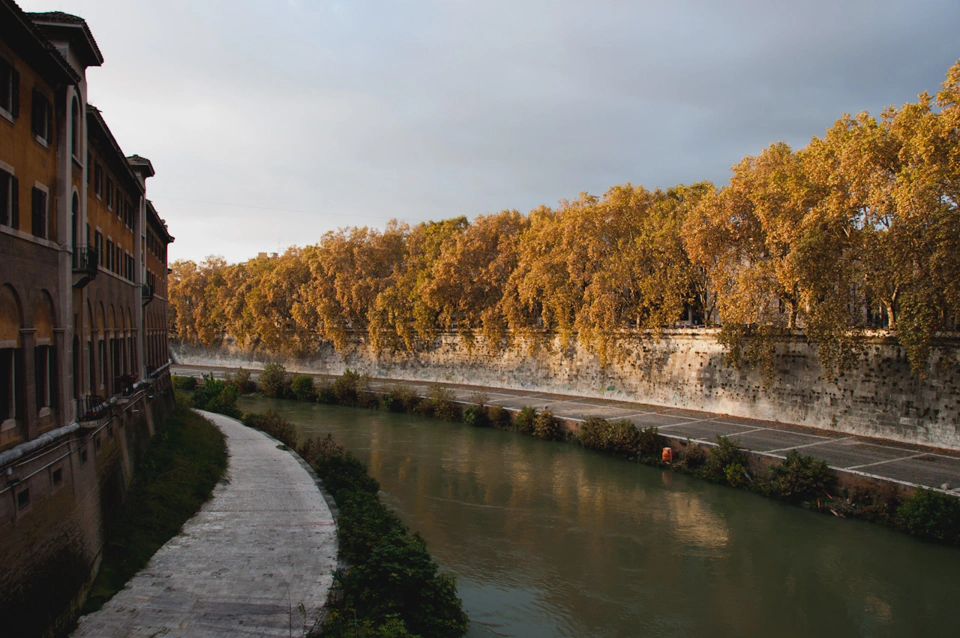 The Tiber on its way through Rome (photo courtesy of Loes).