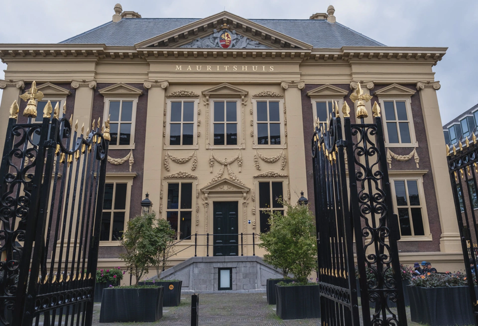 Front of the Mauritshuis museum, built in the 1600s by the governor of the Dutch Brazil.