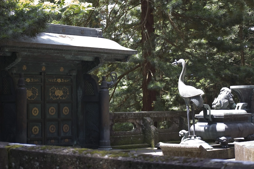 Los animales de la derecha están esperando delante de la puerta la vuelta de su señor, Tokugawa Ieyasu.