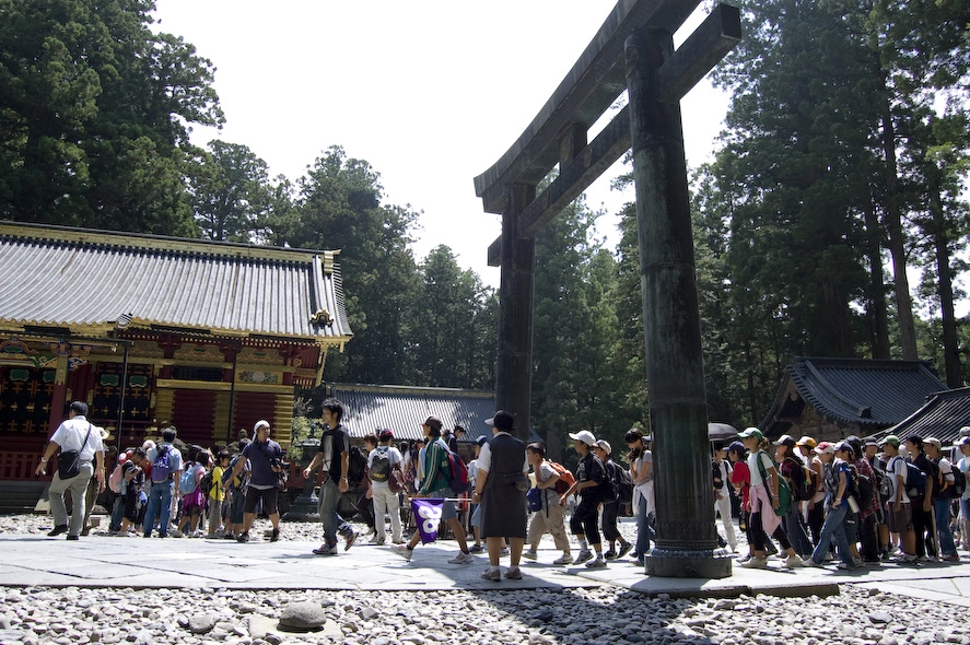 El santuario estaba repleto de grupos escolares. Eran vacaciones de agosto, estábamos a menos de 200km de Tokyo y el santuario es famoso, imagino que era una situación inevitable. .