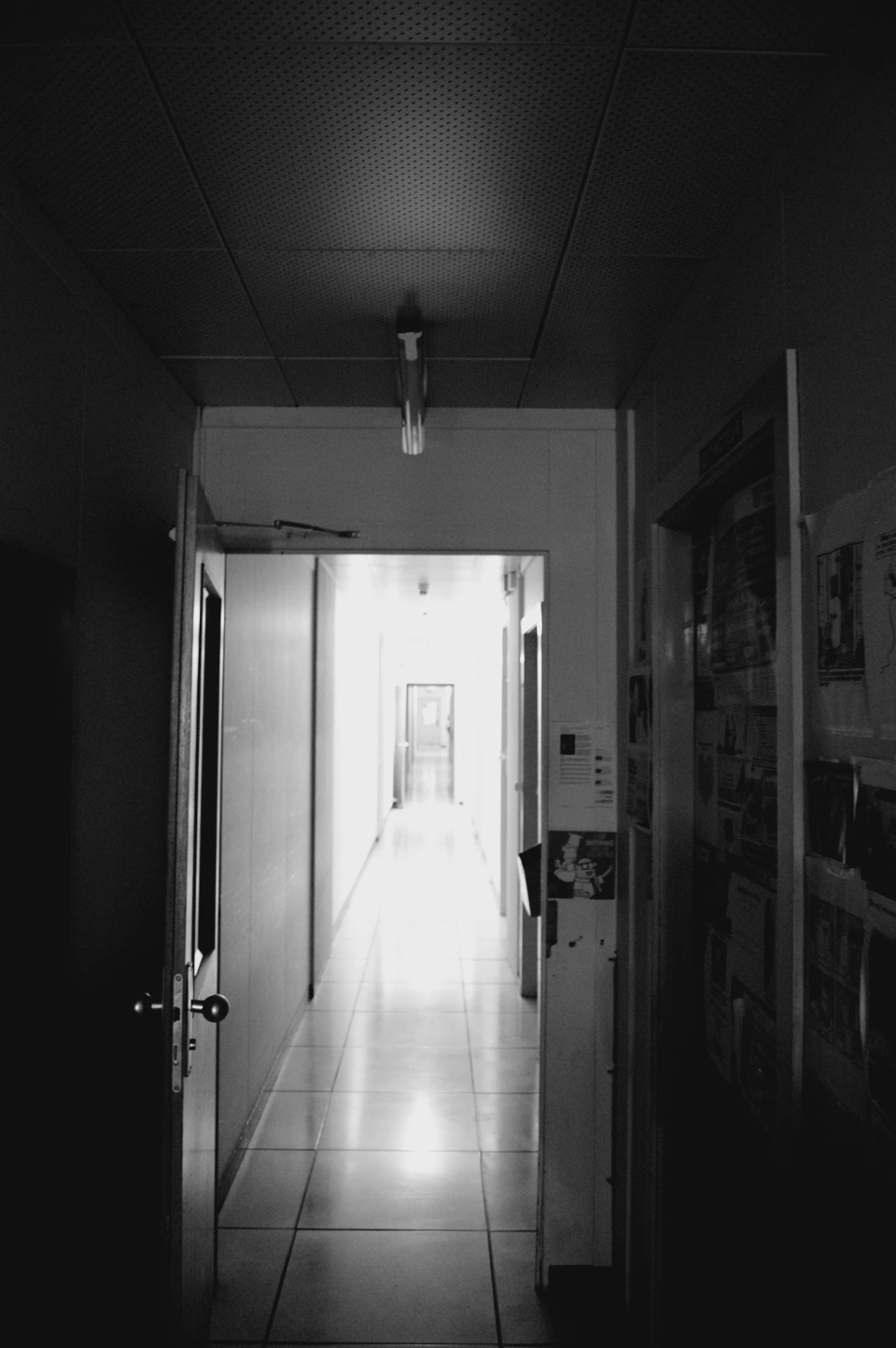 corredor-oficinas-cern-blanco-y-negro.webp