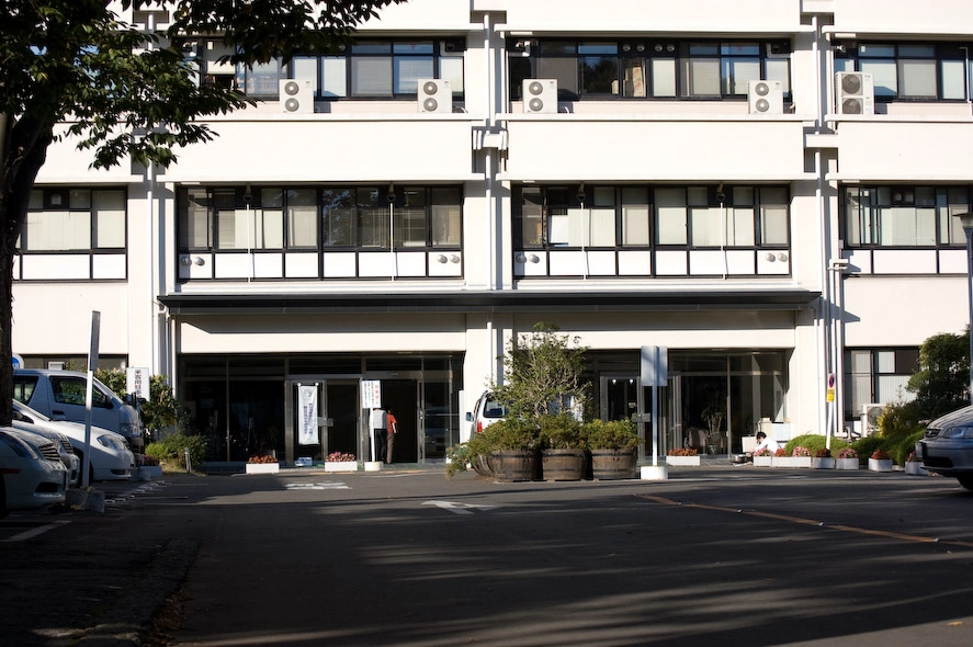 La entrada a la facultad de Ciencias de la Información en el campus Aobayama, a 15 minutos cuesta arriba de Kawauchi.