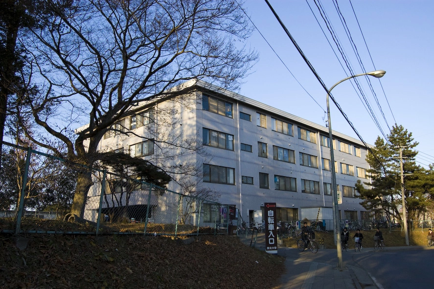 Ese edificio está destinado a los clubes de la universidad y está situado en el campus Kawauchi.