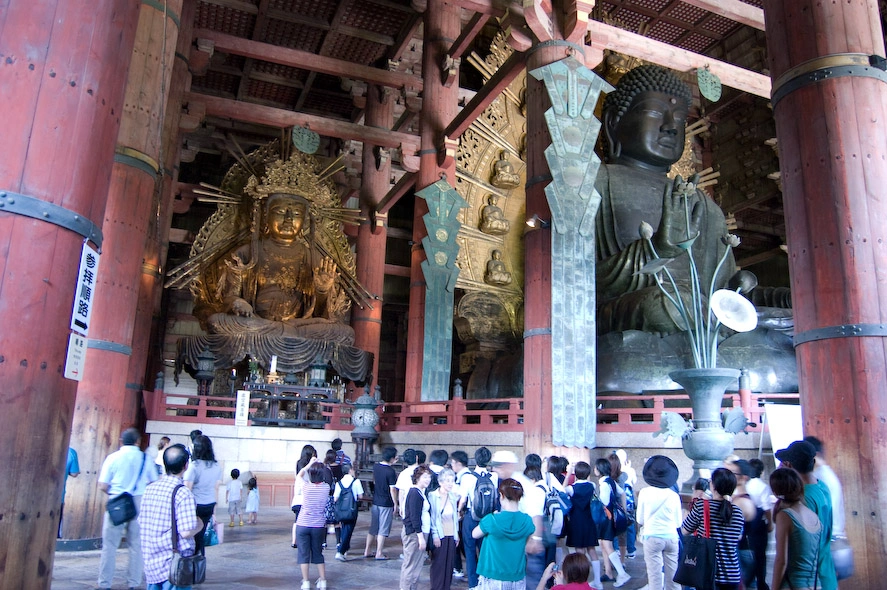 ..una inmensa estatua de bronce de Buda.